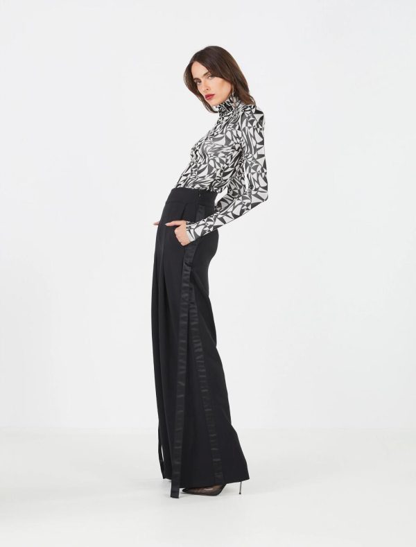 BCBG PRIMAVERA TURTLENECK TOP - BLACK/WHITE COMBO - Image 2