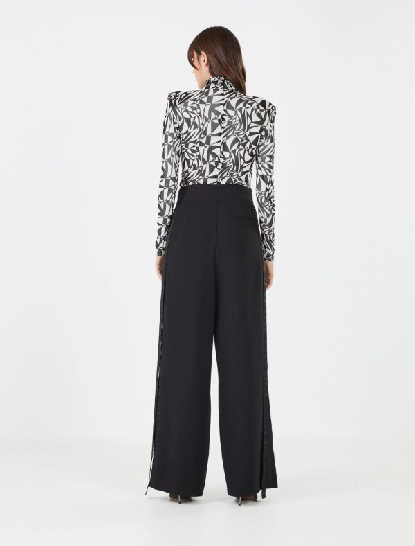 BCBG PRIMAVERA TURTLENECK TOP - BLACK/WHITE COMBO - Image 3