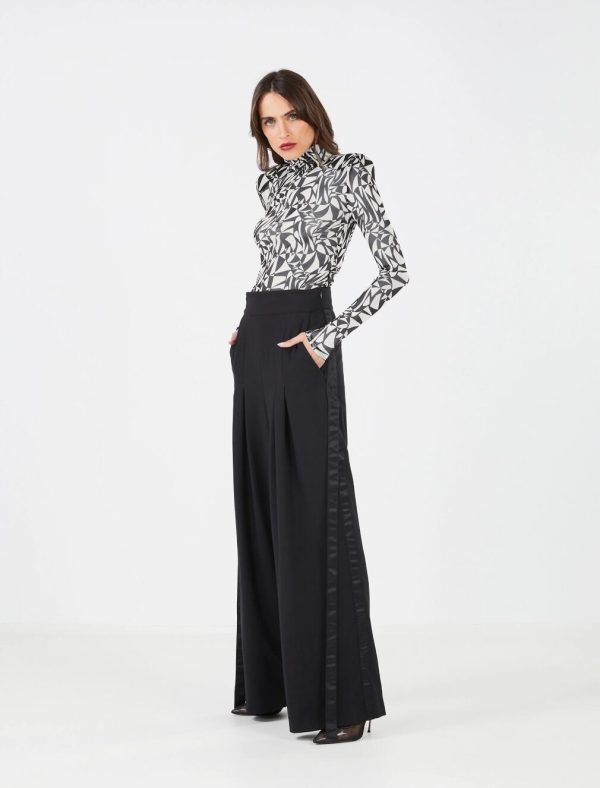 BCBG PRIMAVERA TURTLENECK TOP - BLACK/WHITE COMBO - Image 4