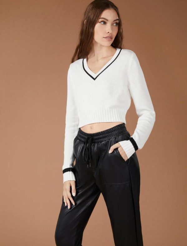 BCBG CROPPED CABLE KNIT SWEATER - SWEET CREAM/BLACK - Image 4